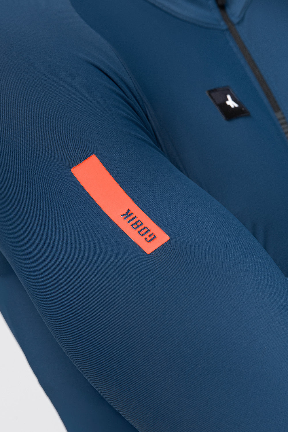 Maillot Gobik Pacer Solid 2.0 en Assault, detalle del bolsillo lateral #Color_Assault