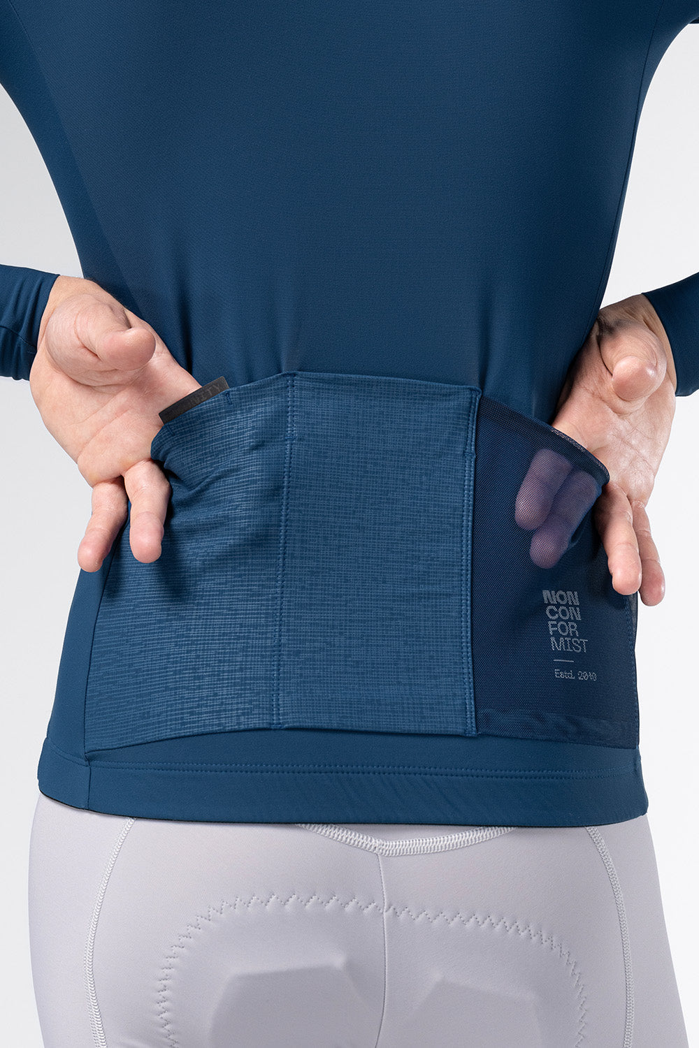 Maillot Gobik Pacer Solid 2.0 en Assault, detalle de los bolsillos traseros #Color_Assault