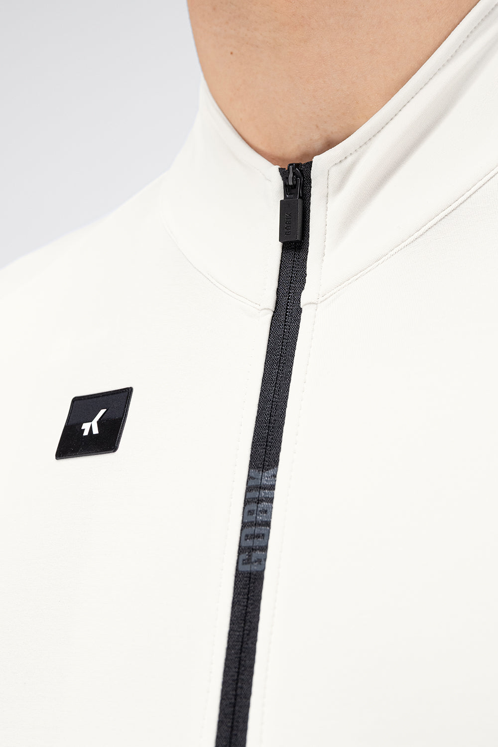 Maillot Gobik Pacer Solid 2.0 en Crepe, detalle del cuello y la cremallera #Color_Crepe