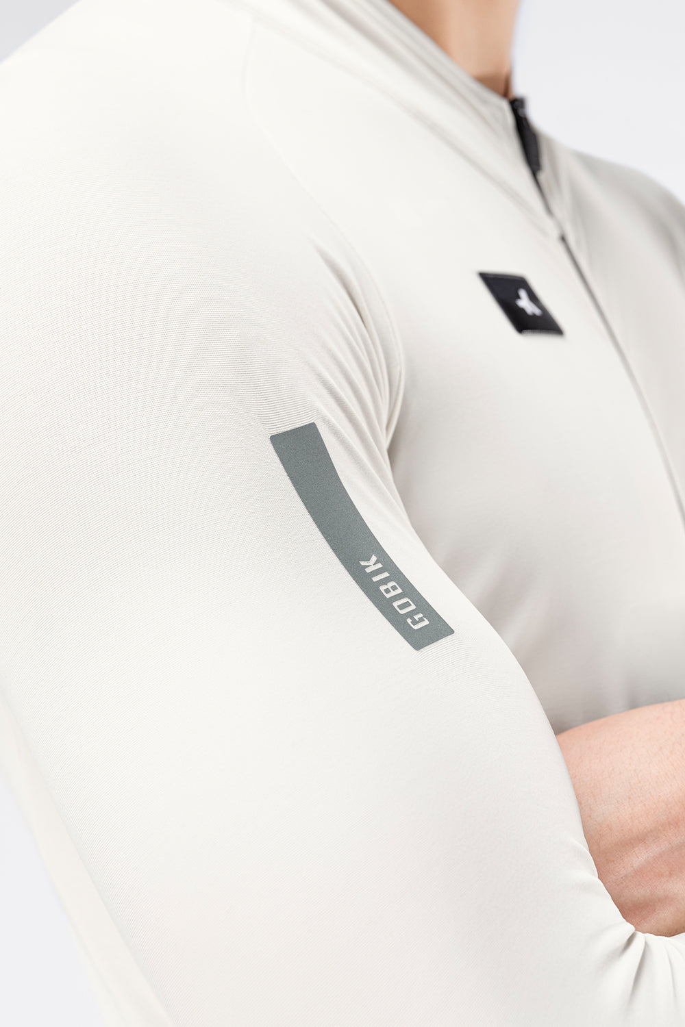 Maillot Gobik Pacer Solid 2.0 en Crepe, detalle del bolsillo lateral #Color_Crepe