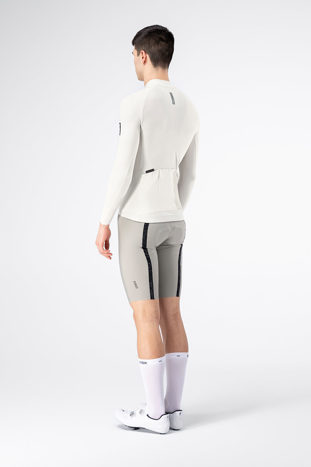 Maillot Gobik Pacer Solid 2.0 en Crepe, detalle de los bolsillos traseros #Color_Crepe