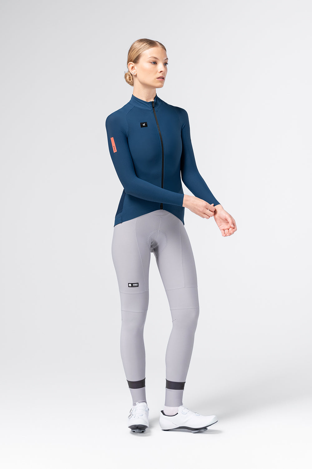 Maillot Gobik Pacer Solid 2.0 de mujer en Assault, vista frontal sobre la modelo #Color_Assault