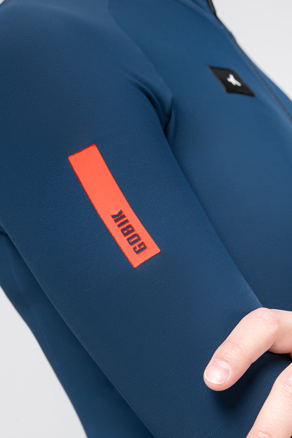 Maillot Gobik Pacer Solid 2.0 de mujer en Assault, detalle del bolsillo lateral #Color_Assault
