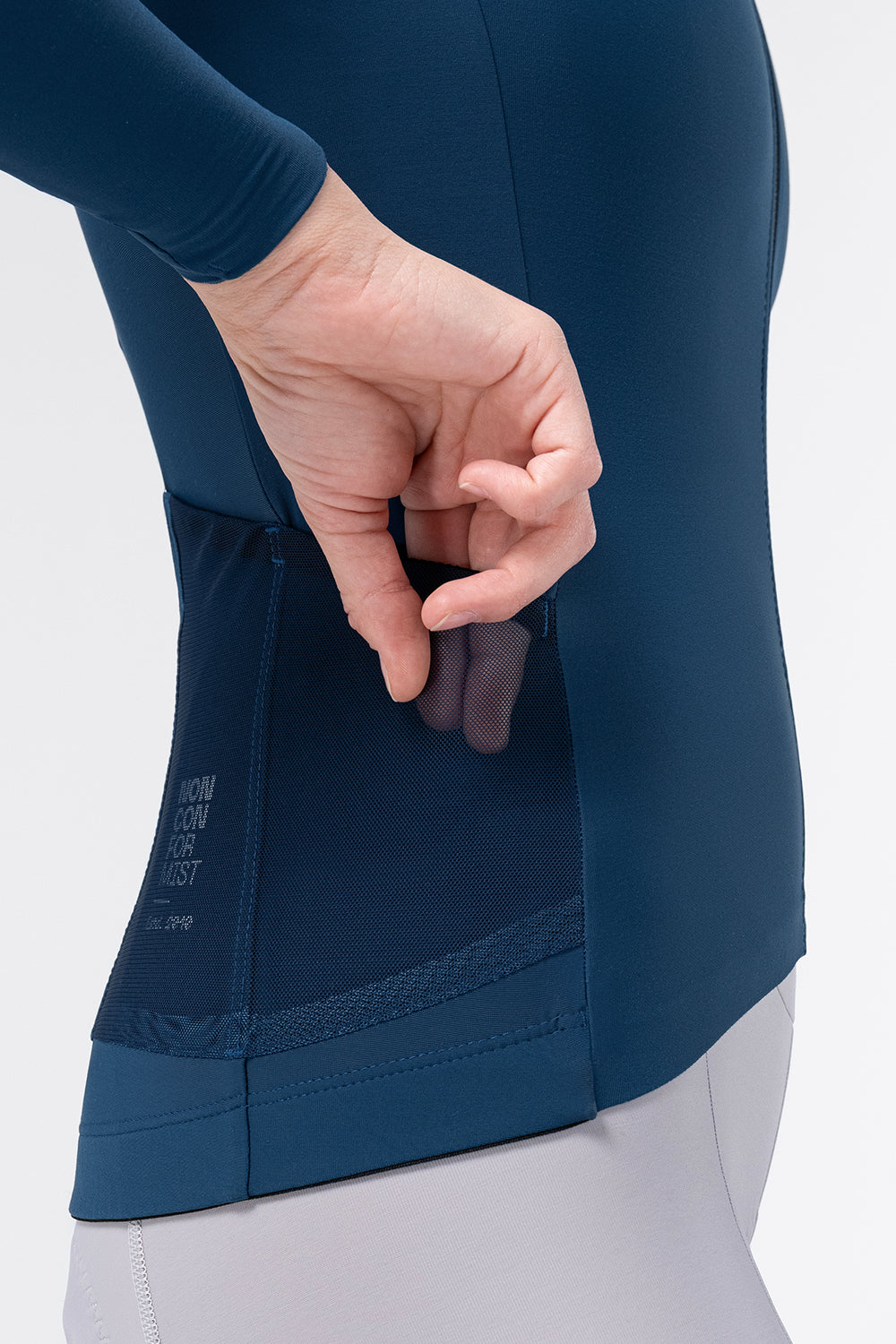 Maillot Gobik Pacer Solid 2.0 de mujer en Assault, detalle del bolsillo trasero #Color_Assault