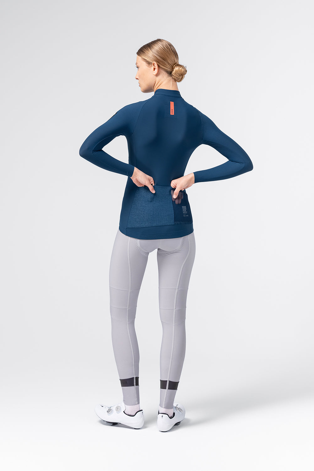 Maillot Gobik Pacer Solid 2.0 de mujer en Assault, vista trasera sobre la modelo #Color_Assault