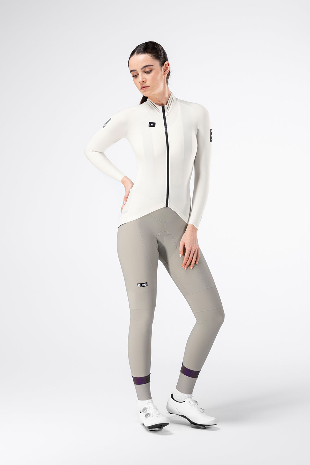 Maillot Gobik Pacer Solid 2.0 de mujer en Crepe, vista frontal sobre la modelo #Color_Crepe