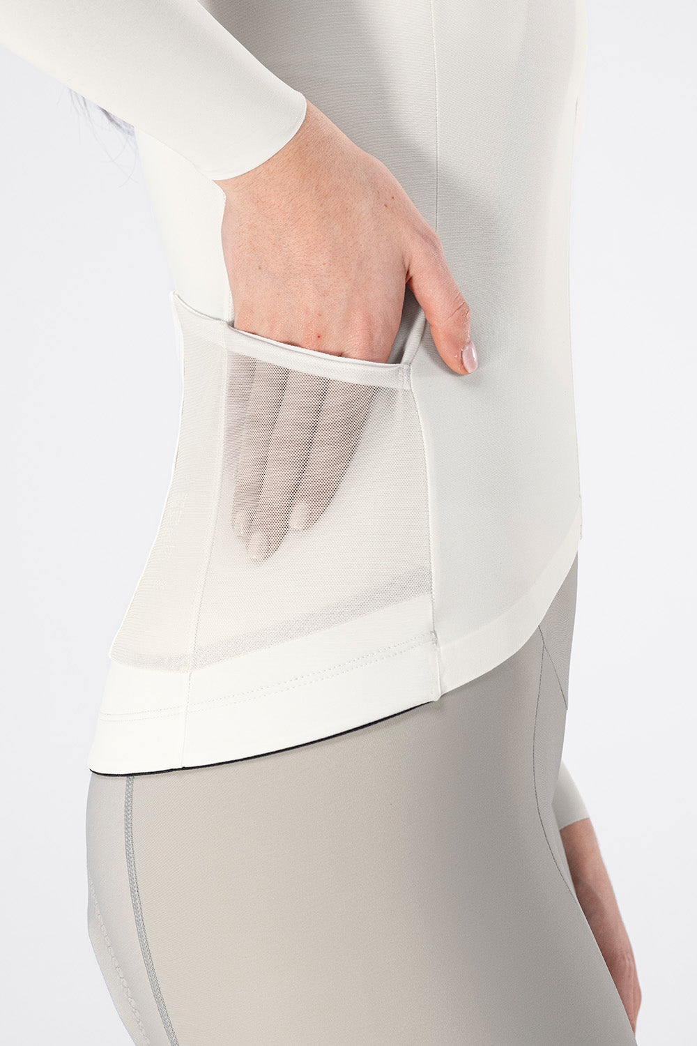 Maillot Gobik Pacer Solid 2.0 de mujer en Crepe, detalle del bolsillo trasero #Color_Crepe