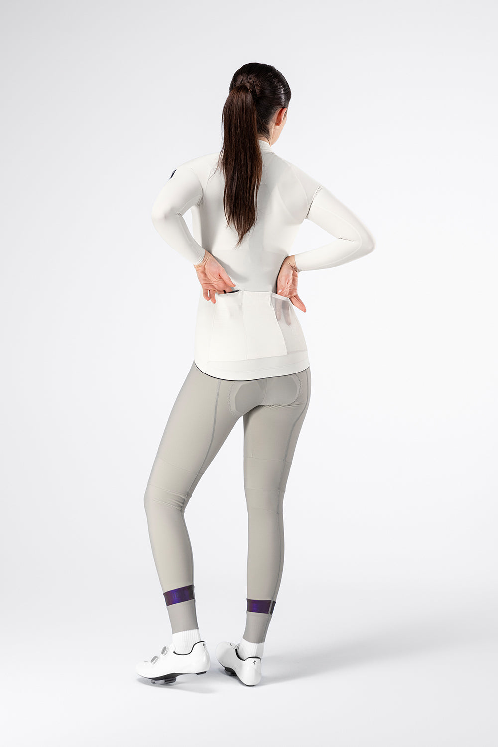 Maillot Gobik Pacer Solid 2.0 de mujer en Crepe, vista trasera sobre la modelo #Color_Crepe