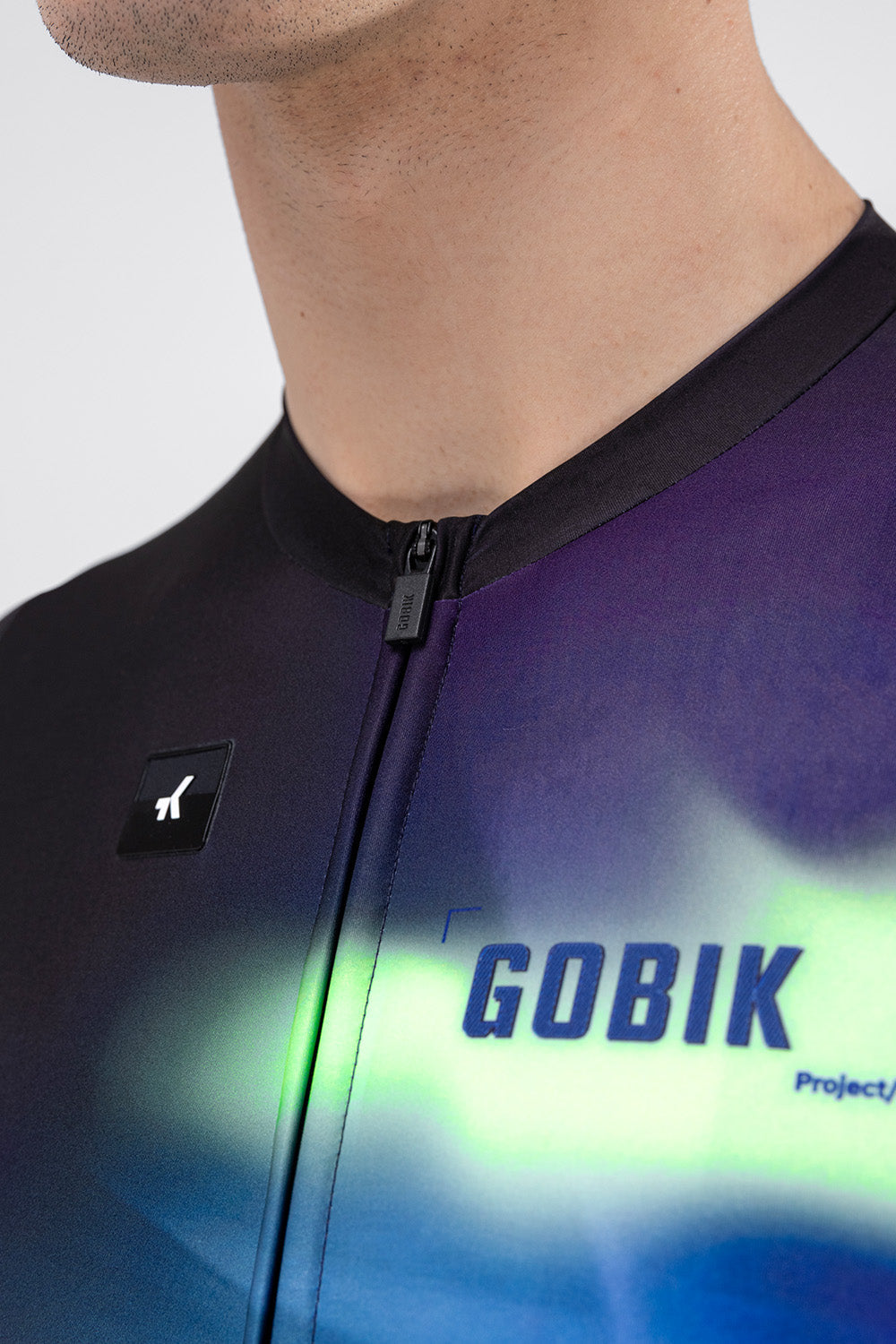 Maillot Gobik Vanquish en Majesty, detalle del frontal y el logo #Color_Majesty