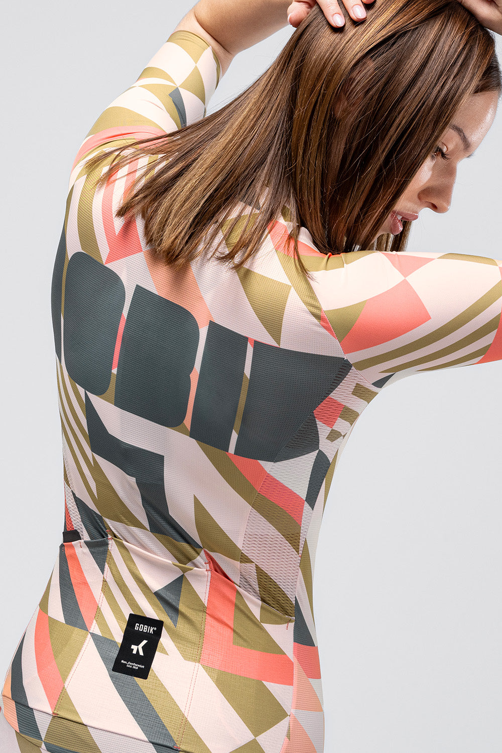 Maillot Gobik CX Pro 4.0 en Joint, vista trasera, llevado por la modelo #Color_Joint