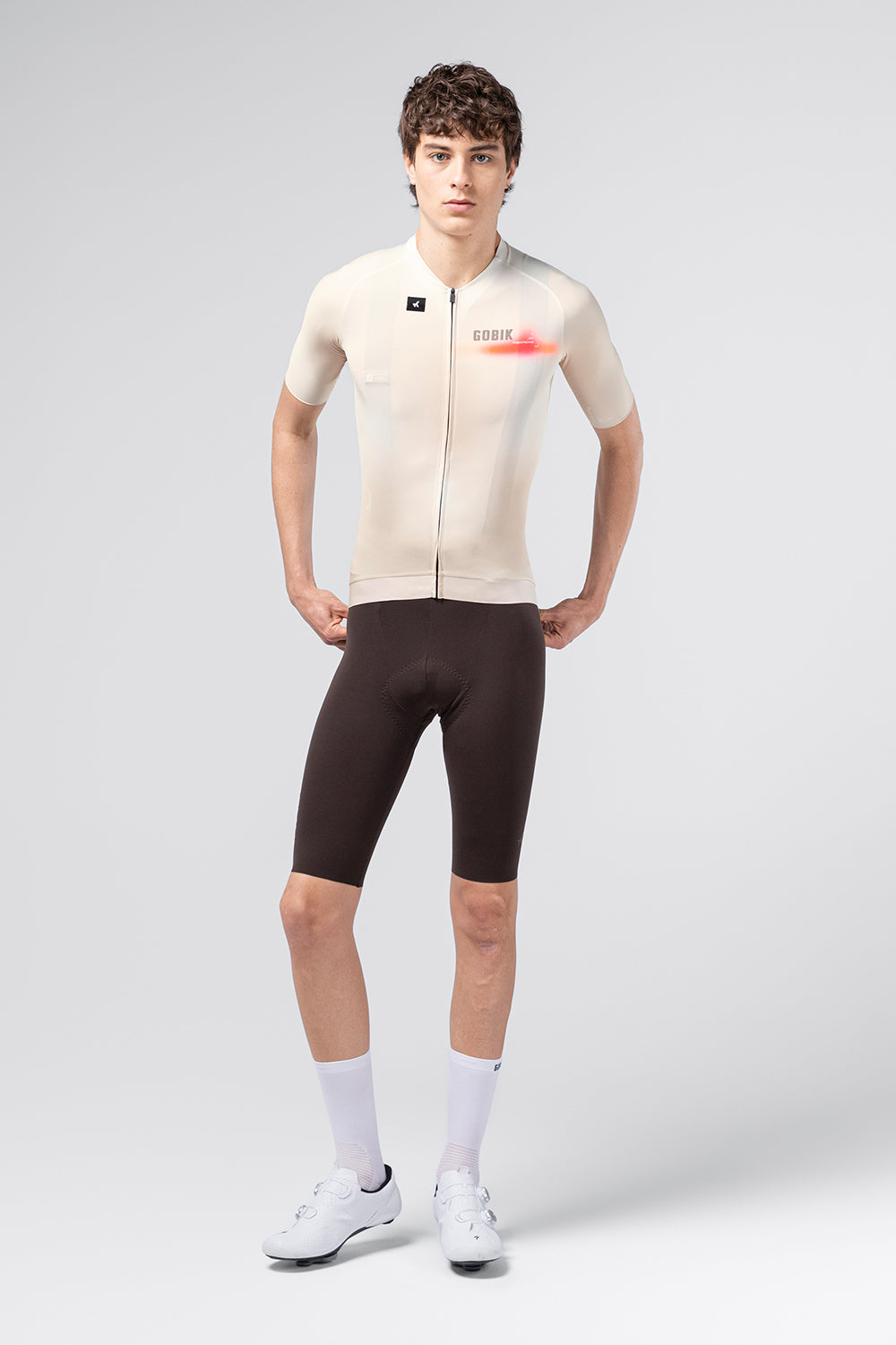 Maillot Gobik CX Pro 4.0 en Almond, vista frontal sobre modelo #Color_Almond