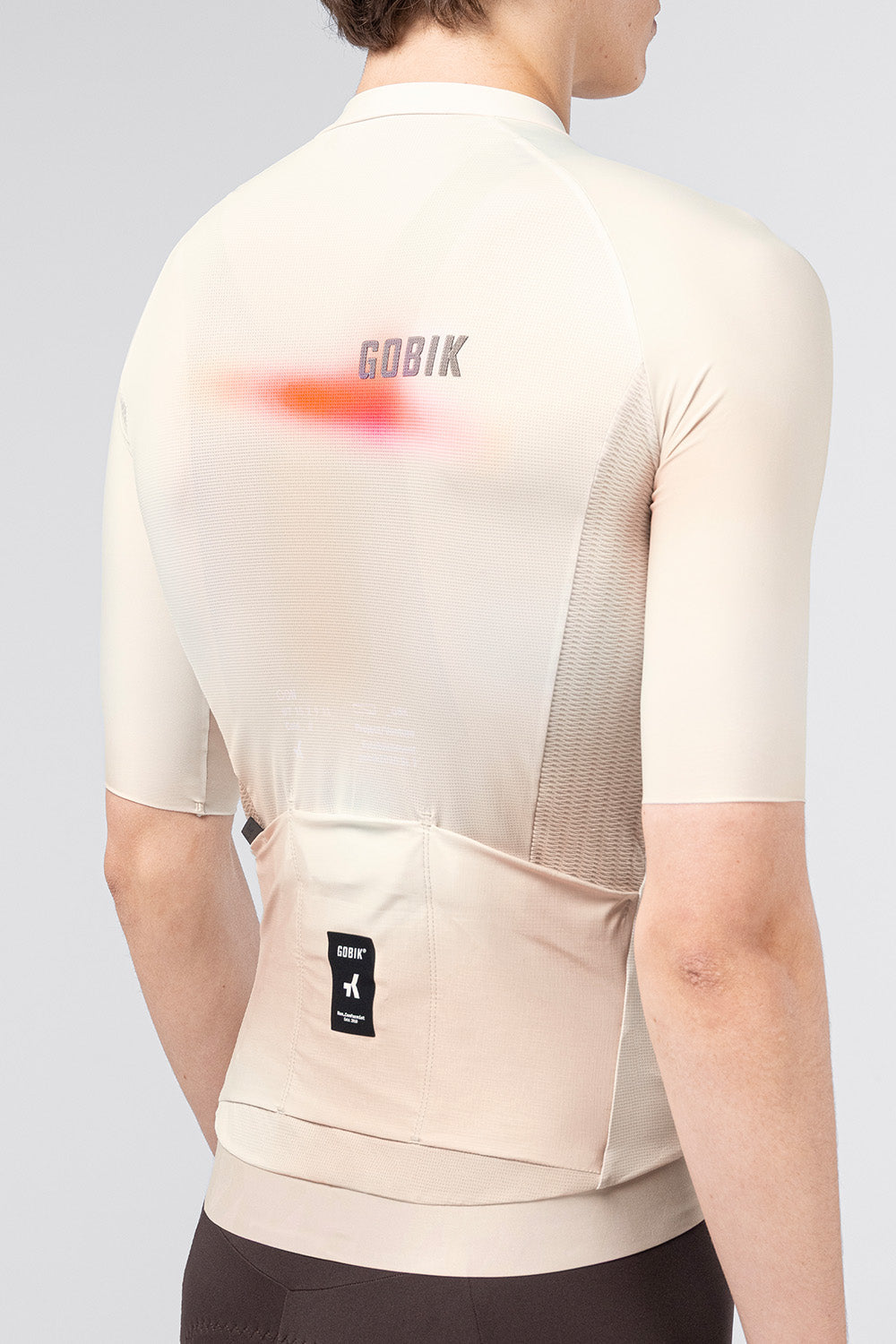 Maillot Gobik CX Pro 4.0 en Almond, vista trasera sobre modelo #Color_Almond