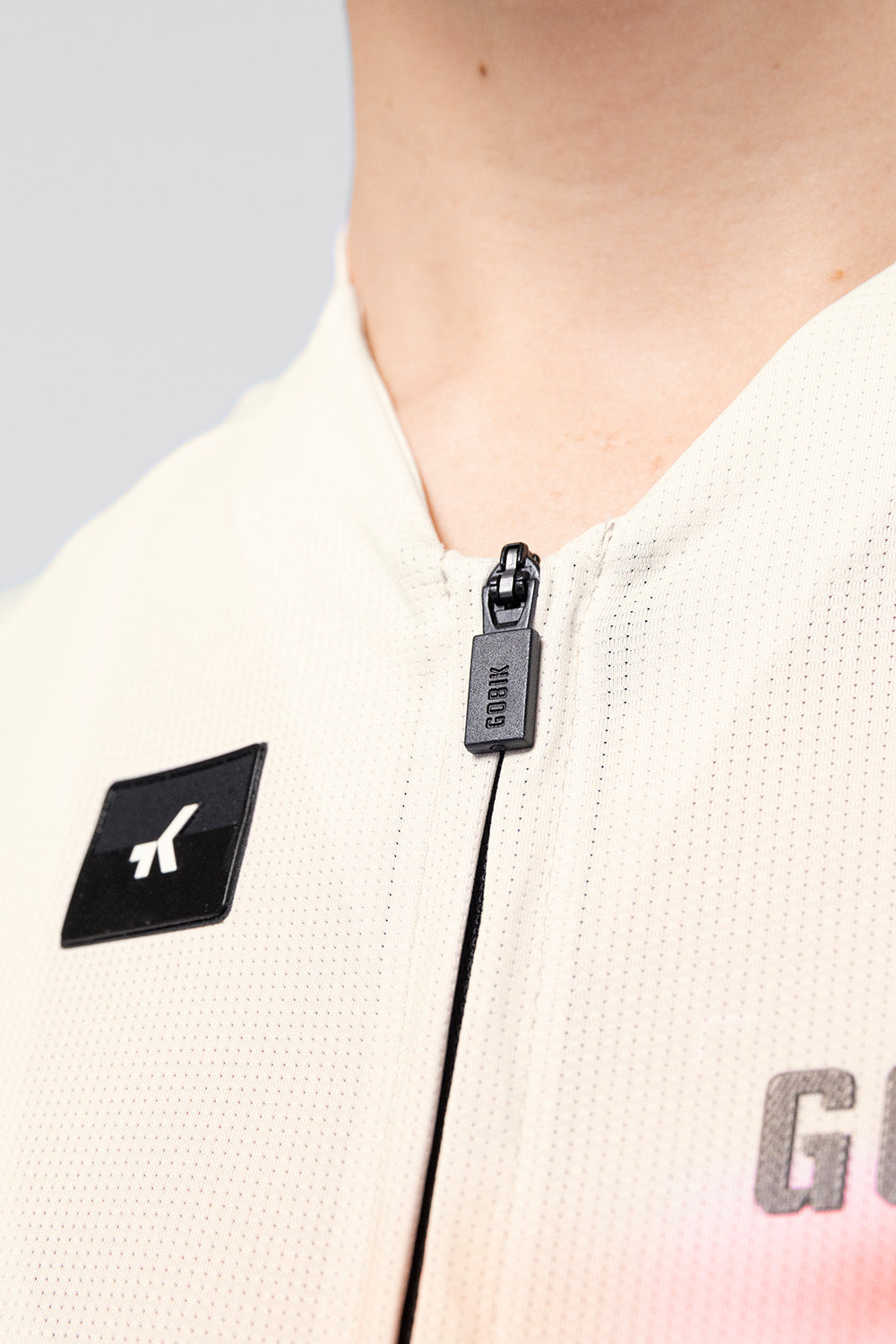 Maillot Gobik CX Pro 4.0 en Almond, detalle del cuello y la cremallera #Color_Almond