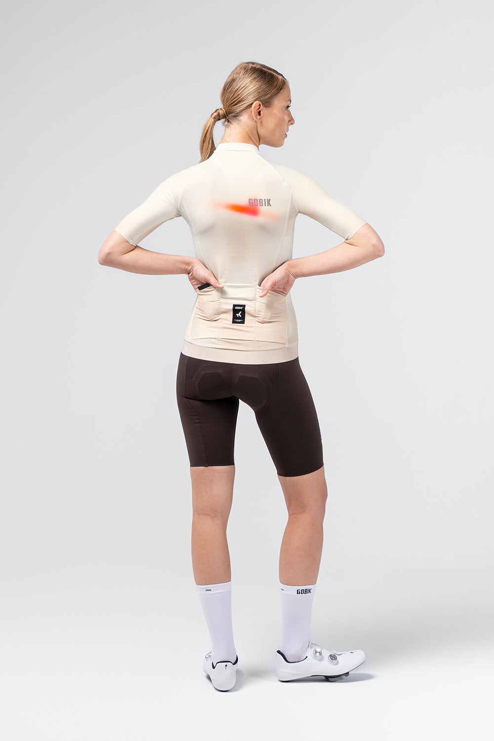 Maillot Gobik CX Pro 4.0 en Almond, vista trasera, llevado por la modelo #Color_Almond