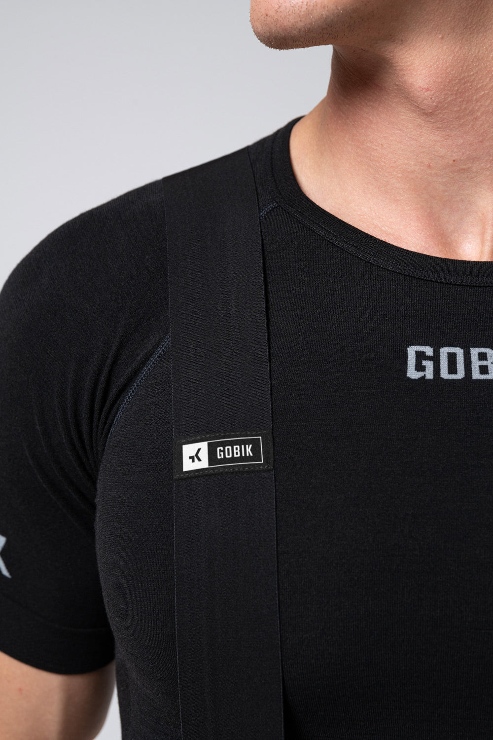 Culotte Largo Gobik Subzero en Ink Black, detalle del tirante #Color_Ink Black