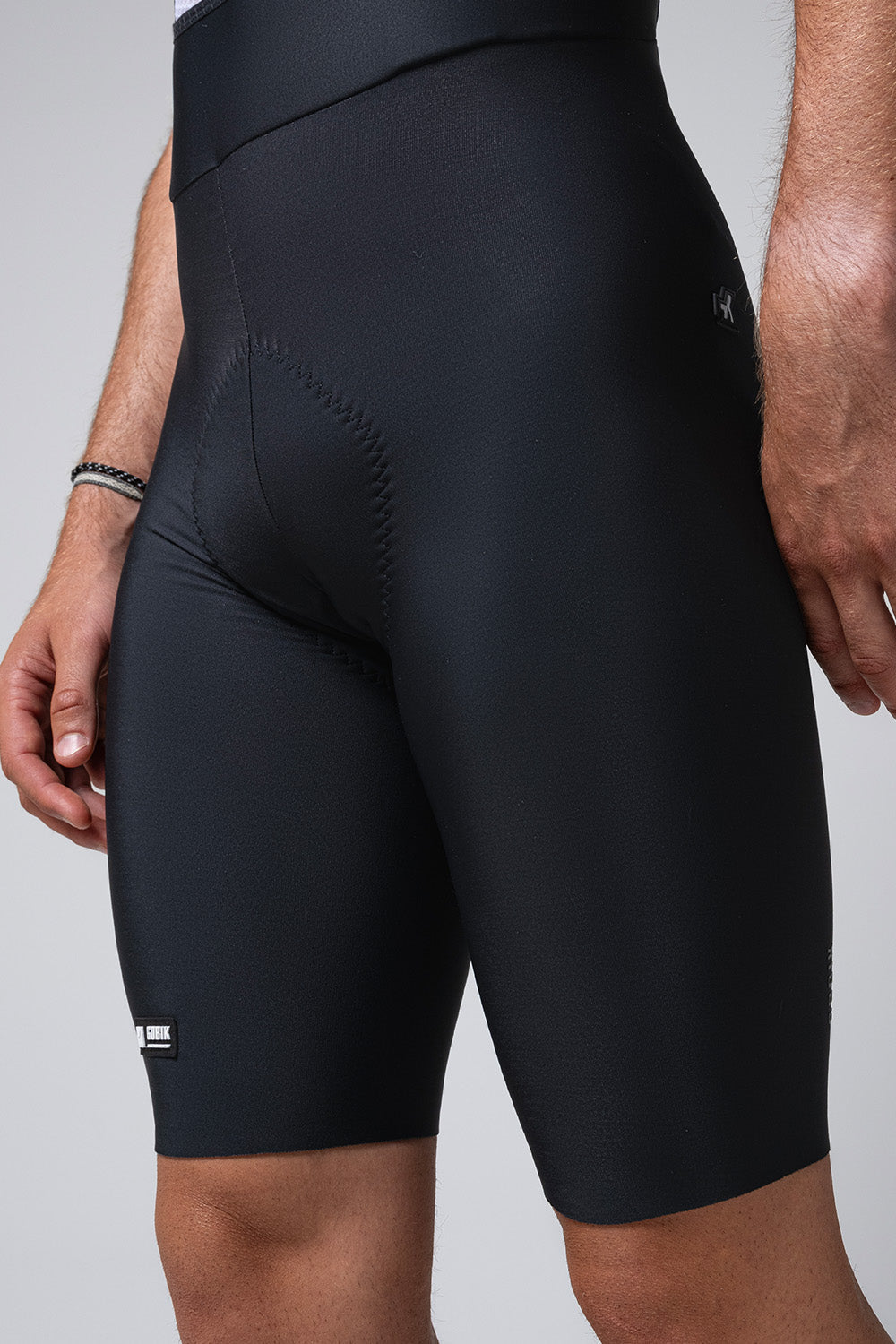 Culotte Corto Gobik Artic Stride en Black, vista lateral de la prenda sobre modelo #Color_Black