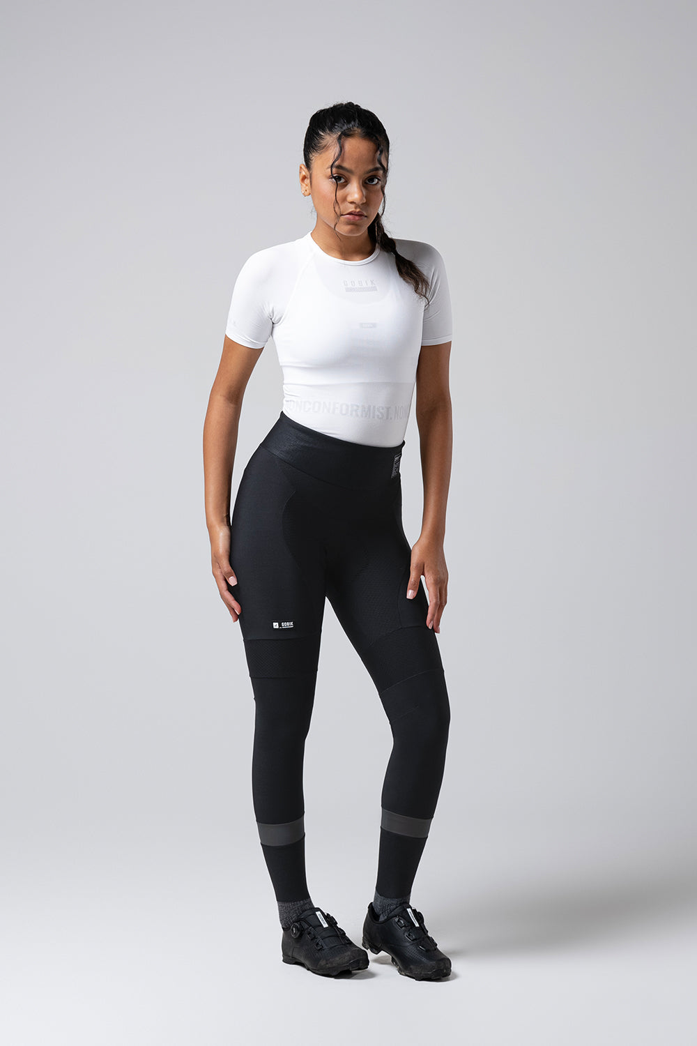 Mallas Largas Mujer Gobik Absolute 7.0 en Black, vista frontal sobre modelo #Color_Black