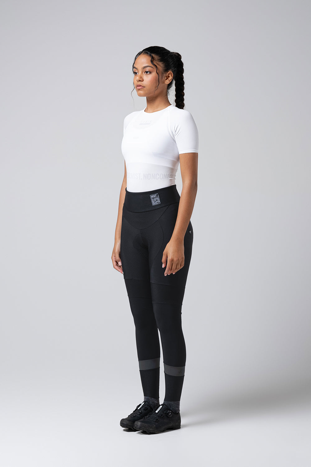Mallas Largas Mujer Gobik Absolute 7.0 en Black, vista frontal de cuerpo entero sobre modelo #Color_Black