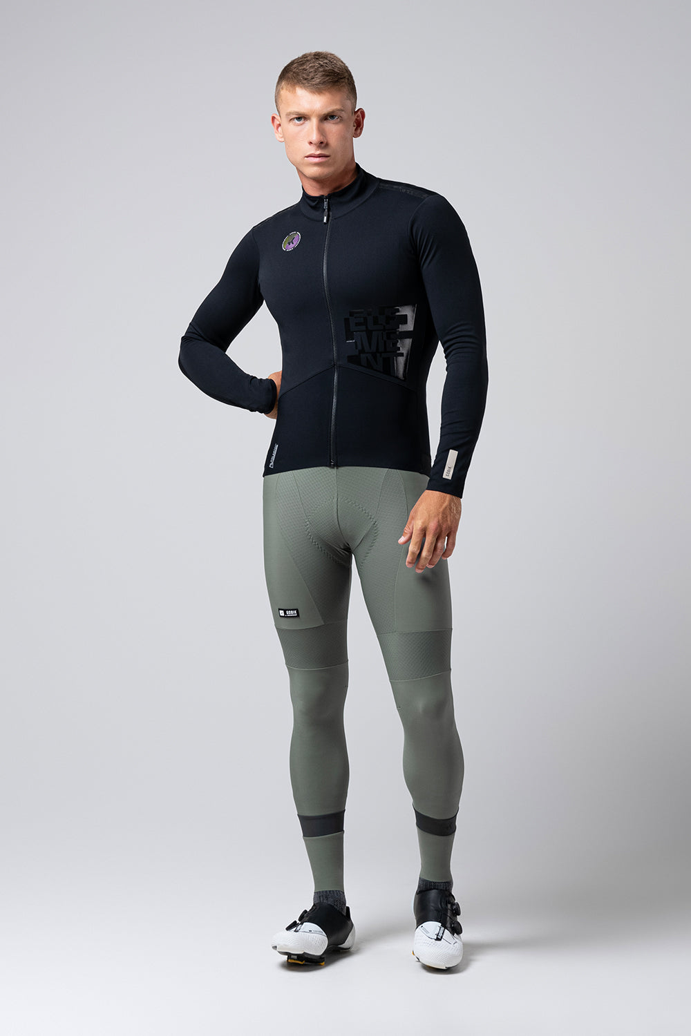 Chaqueta Gobik Element en Ink Black, vista frontal sobre modelo #Color_Ink Black