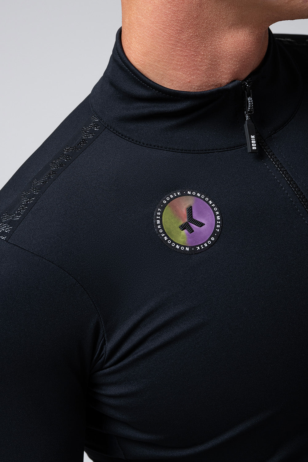 Chaqueta Gobik Element en Ink Black, detalle del cuello y el emblema #Color_Ink Black