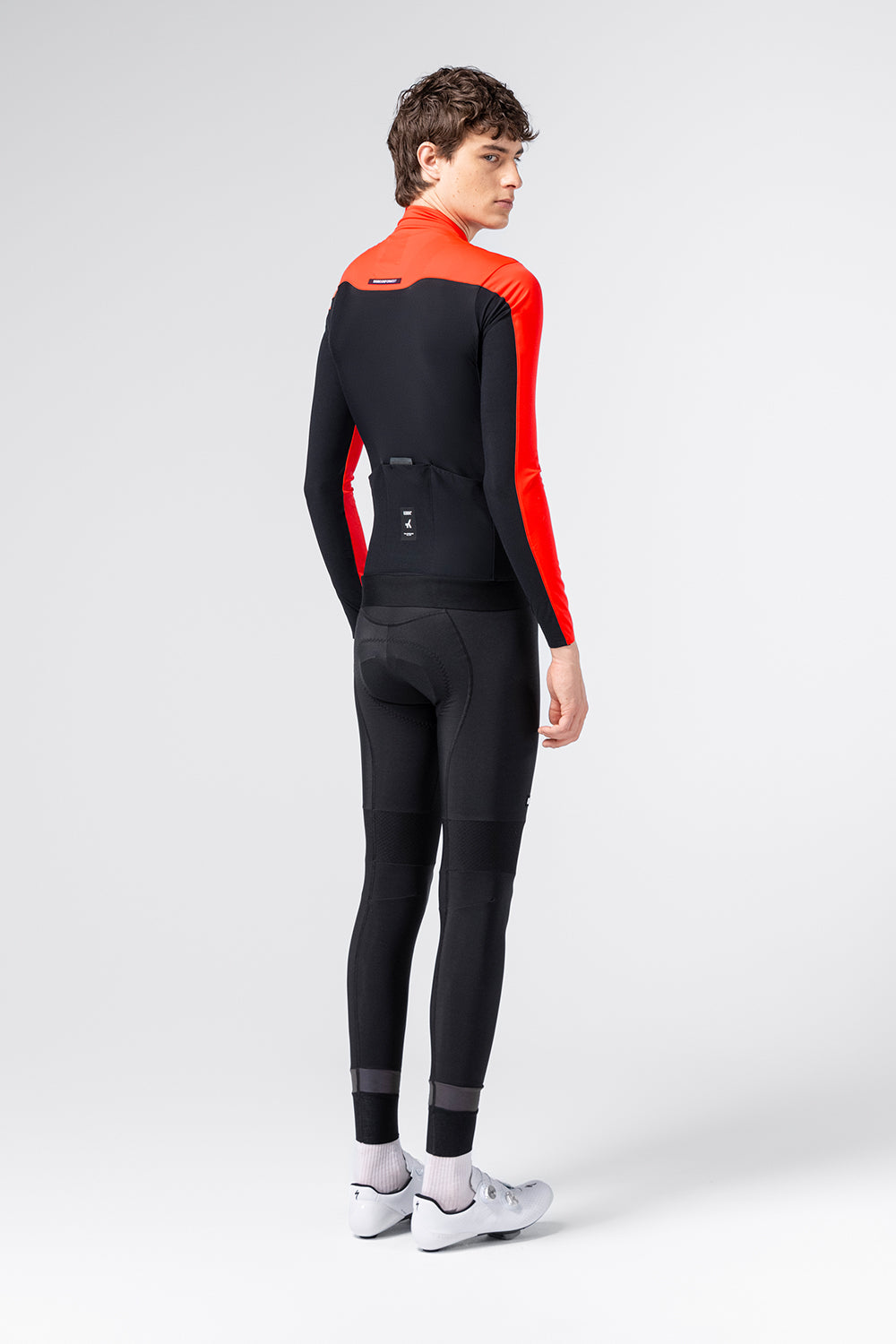 Chaqueta Gobik Element en Superflame, vista trasera sobre modelo #Color_Superflame