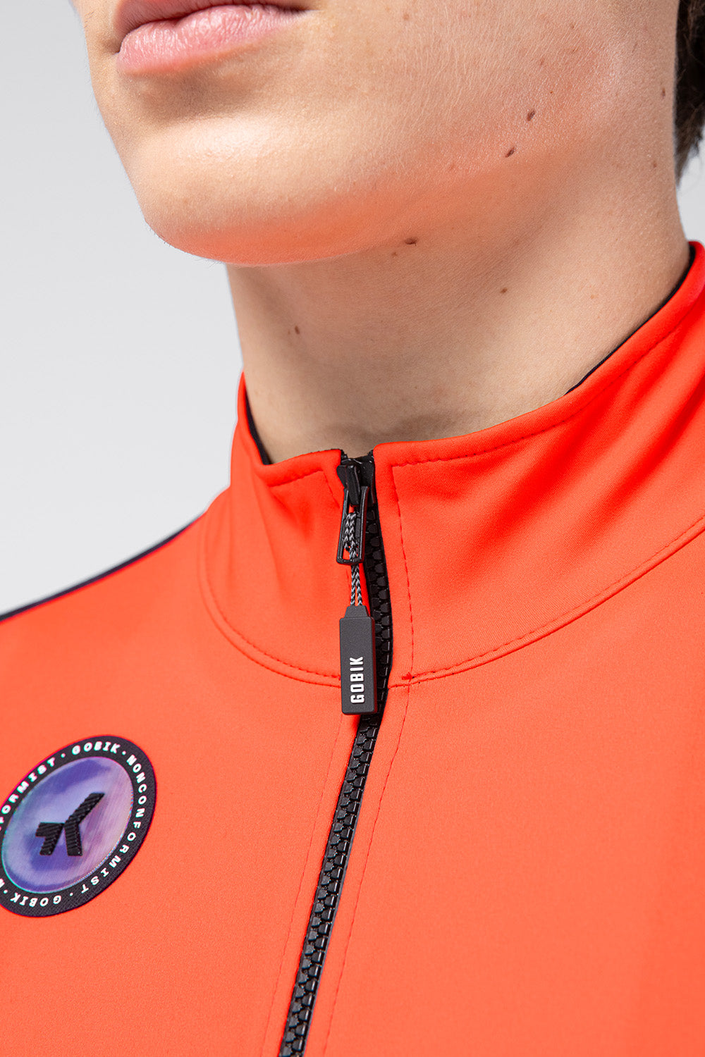 Chaqueta Gobik Element en Superflame, detalle del cuello y el emblema #Color_Superflame