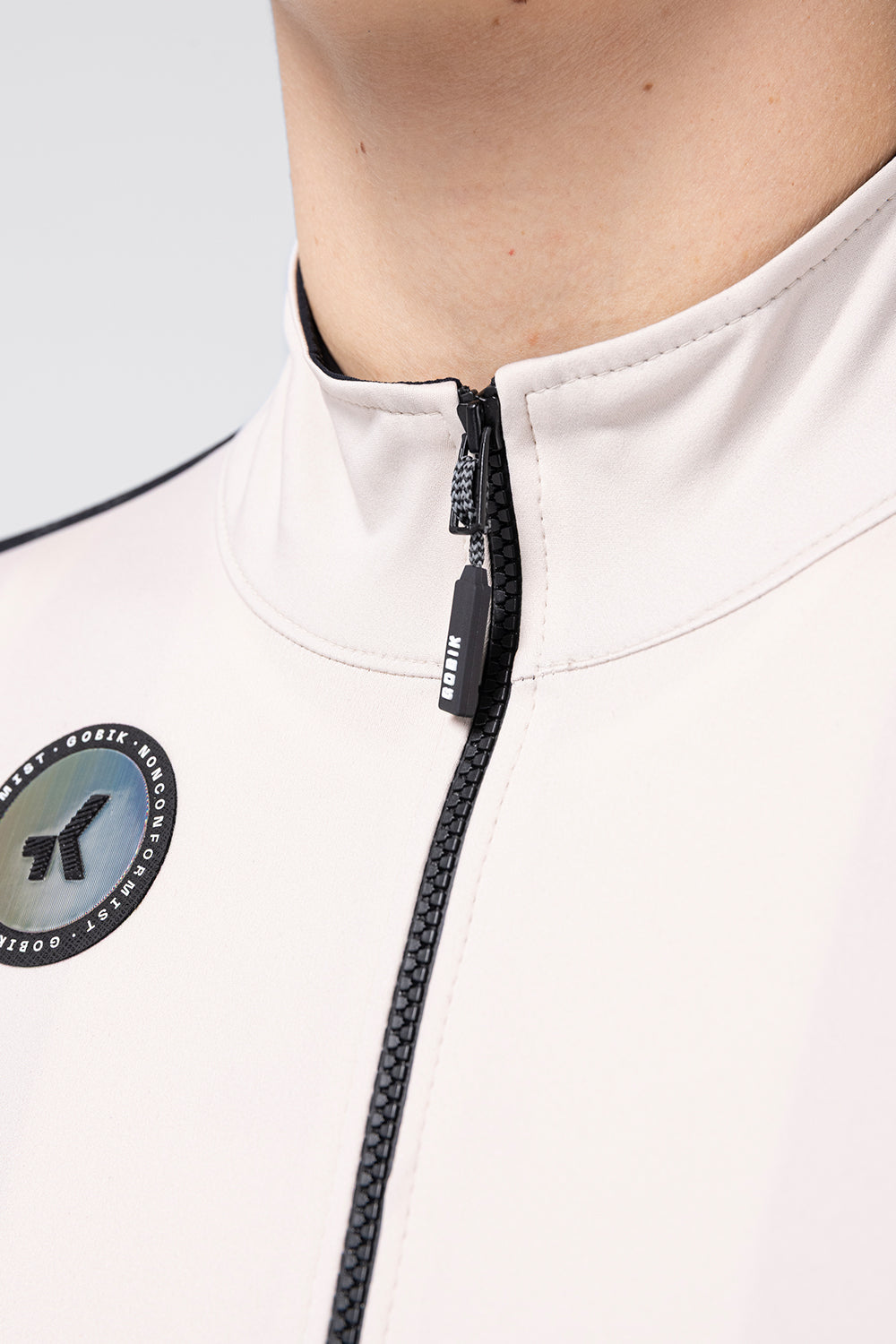 Chaqueta Gobik Element en Meadow, detalle del cuello y el emblema #Color_Meadow
