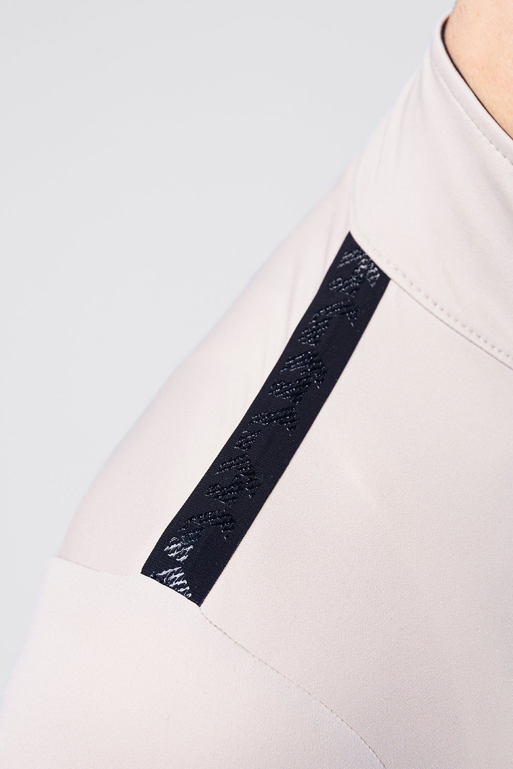Chaqueta Gobik Element en Meadow, detalle del panel elástico de la manga #Color_Meadow