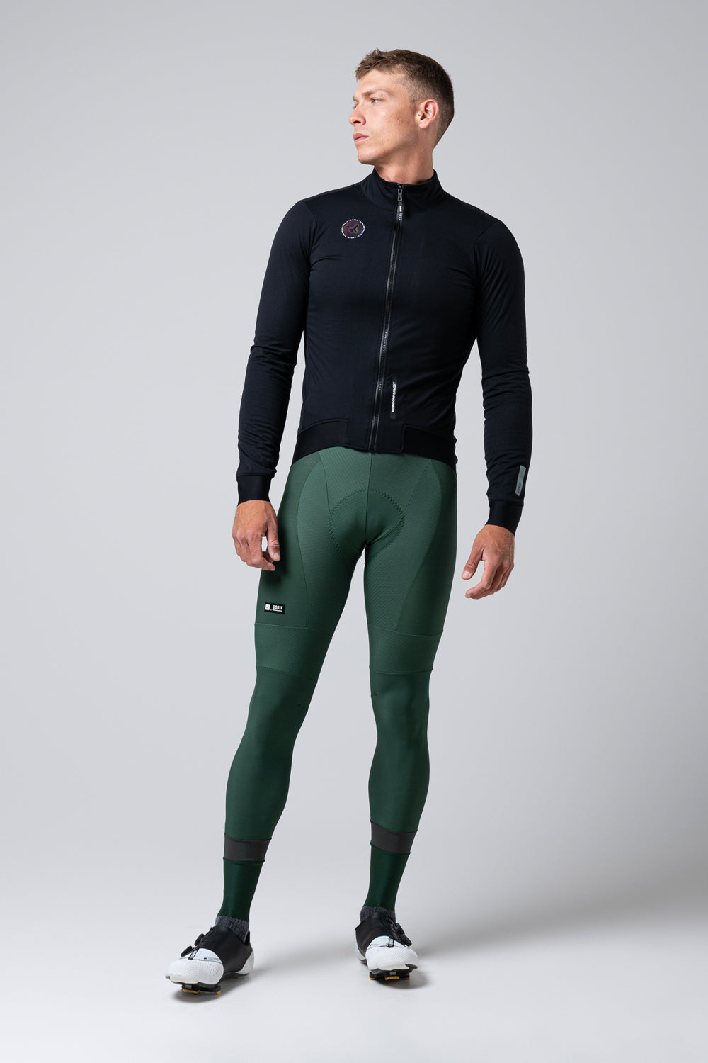 Chaqueta Gobik Armour 2.0 en Vanta, vista frontal de cuerpo entero sobre modelo masculino #Color_Vanta