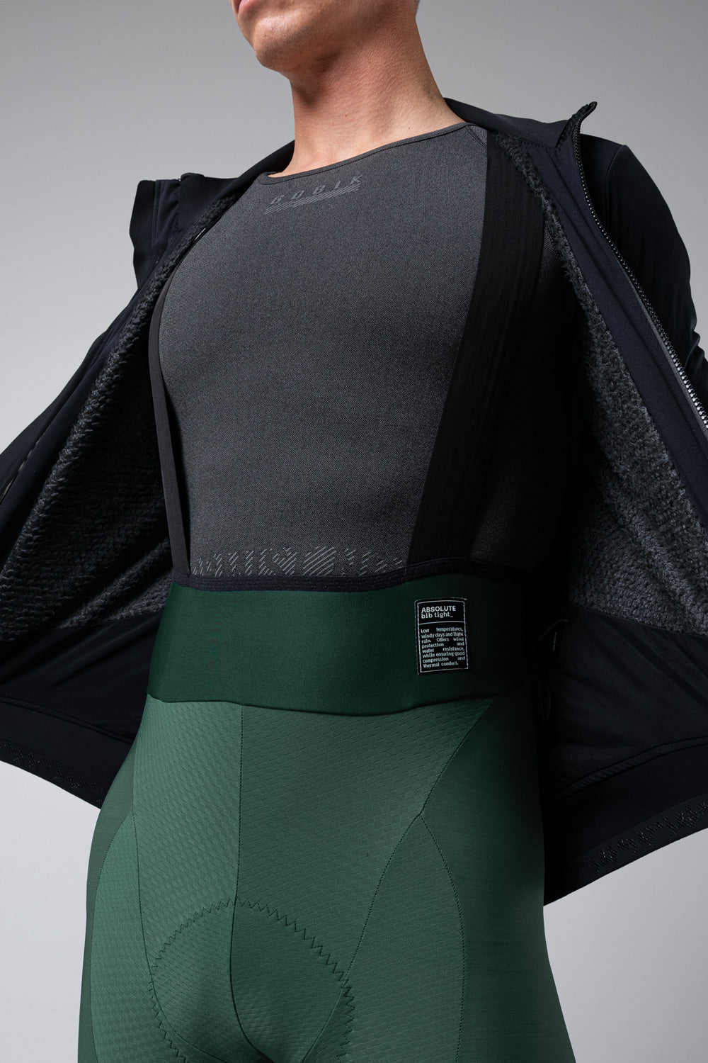 Chaqueta Gobik Armour 2.0 en Vanta, detalle del interior y la abertura de ventilación de la espalda #Color_Vanta