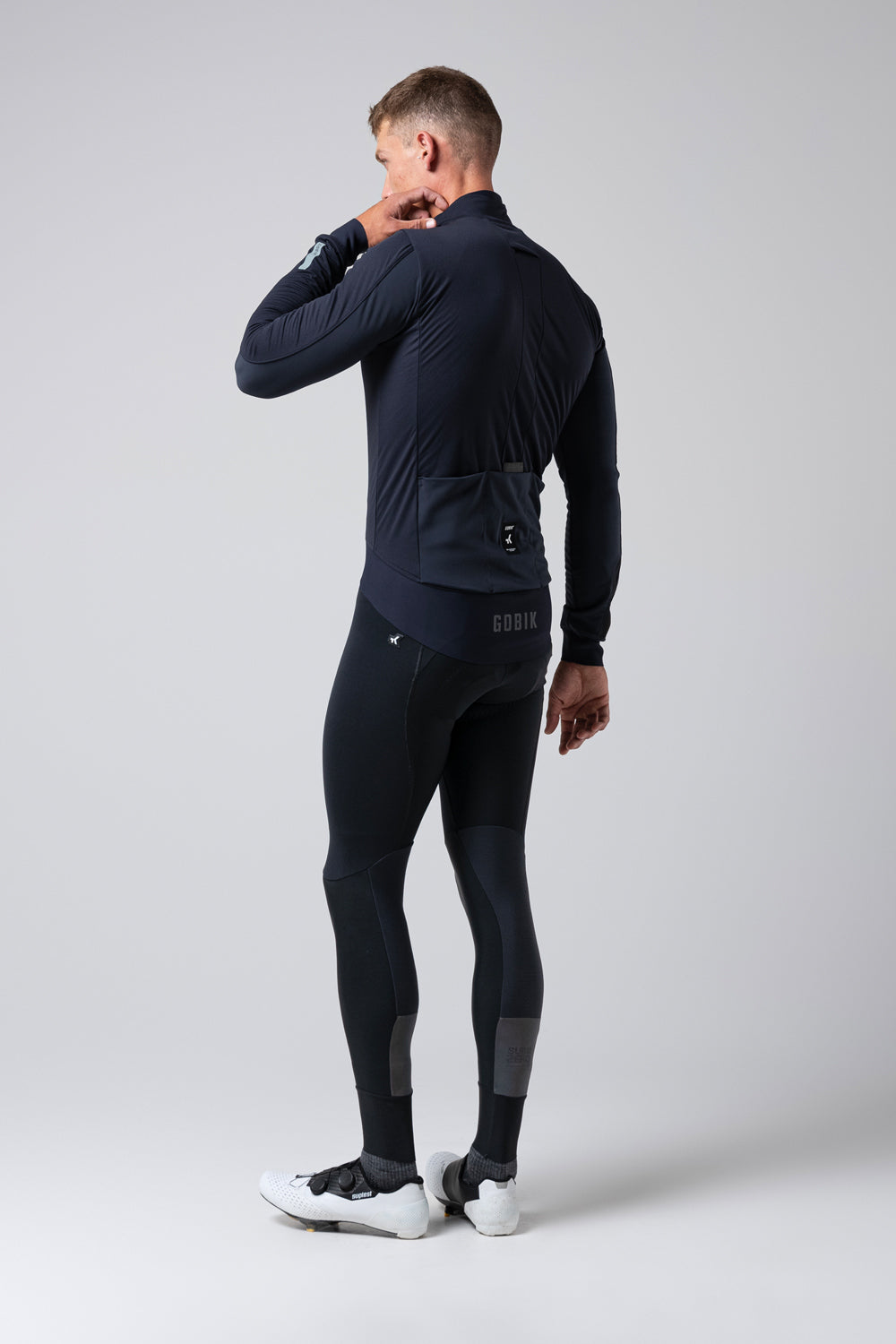 Chaqueta Gobik Armour 2.0 en Ultrablue, vista trasera de cuerpo entero sobre modelo #Color_Ultrablue