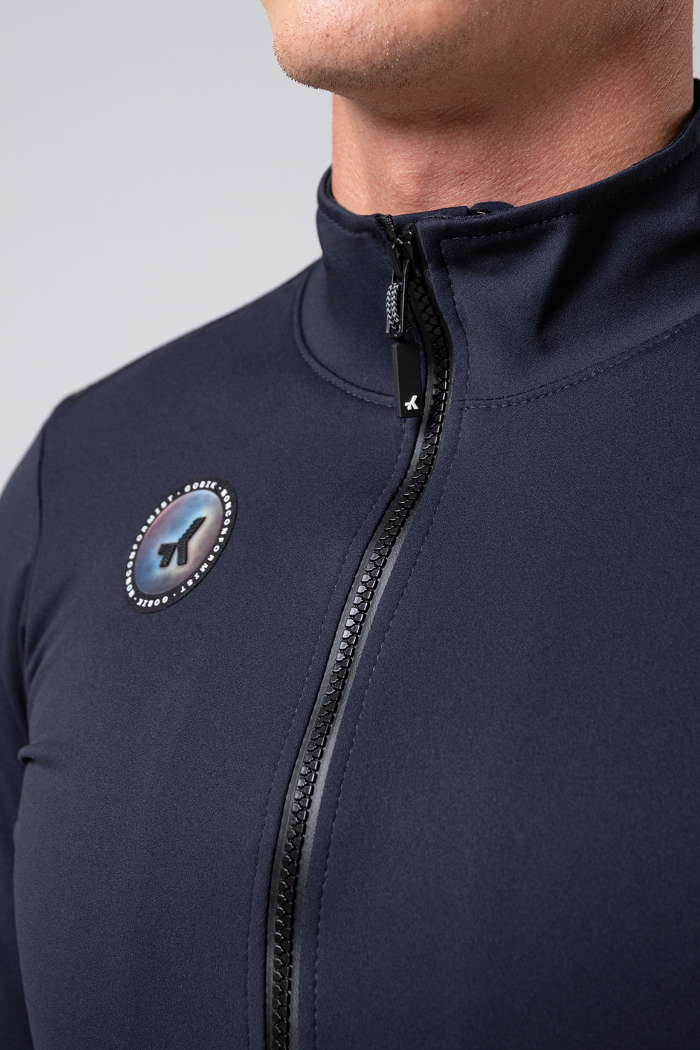 Chaqueta Gobik Armour 2.0 en Ultrablue, detalle del cuello alto de doble capa y el emblema #Color_Ultrablue