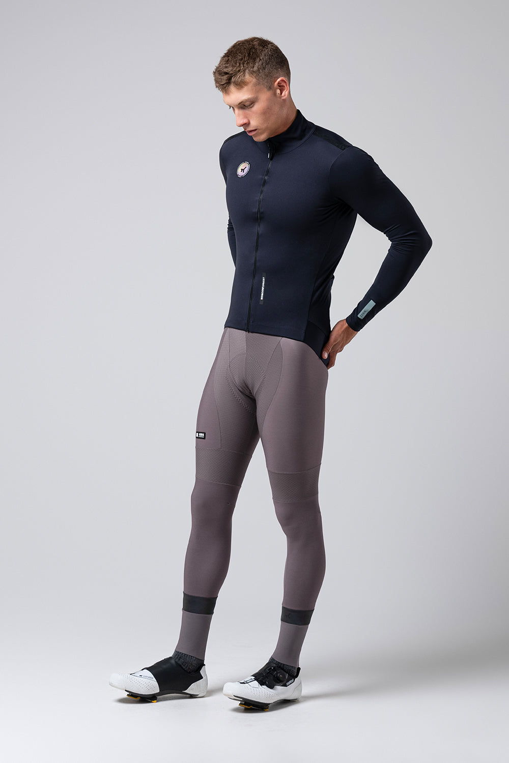 Chaqueta Gobik Envy 2.0 en Ultrablue, vista lateral sobre modelo #Color_Ultrablue