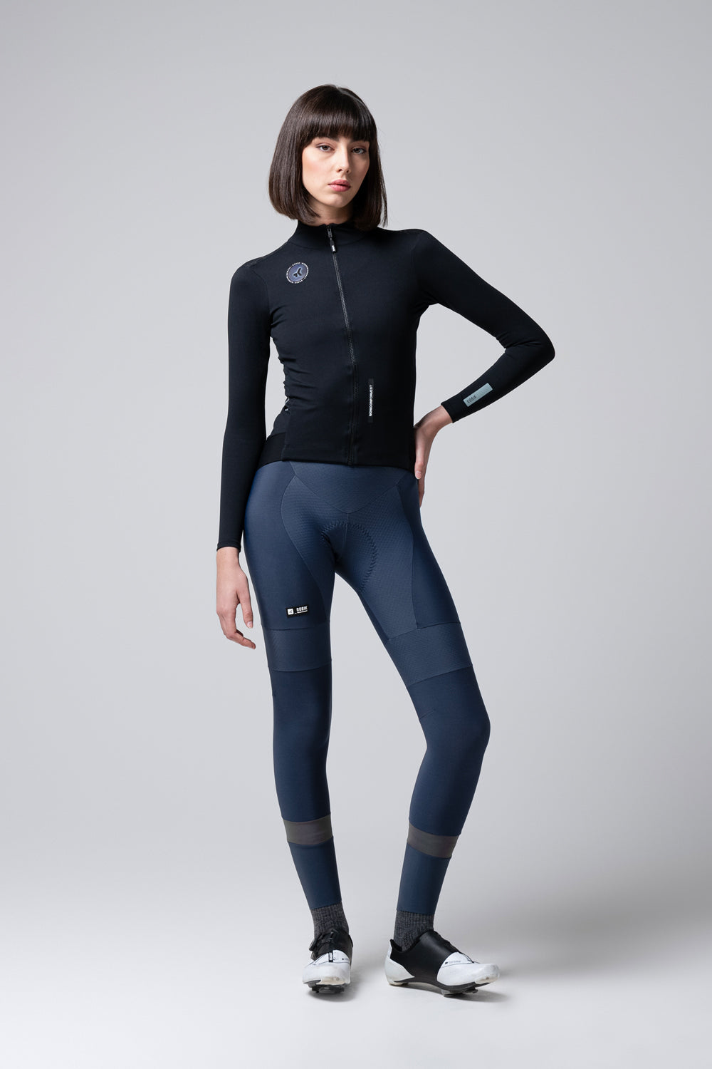 Chaqueta Mujer Gobik Envy 2.0 en Jet Black, vista frontal de cuerpo entero sobre modelo #Color_Jet Black