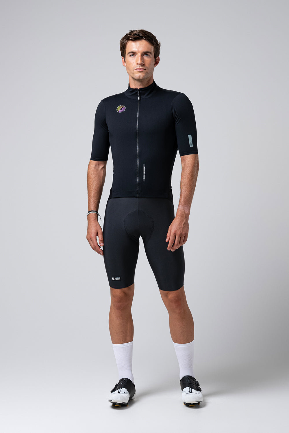 Chaqueta Manga Corta Gobik Envy 2.0 en Jet Black, vista frontal sobre modelo #Color_Jet Black
