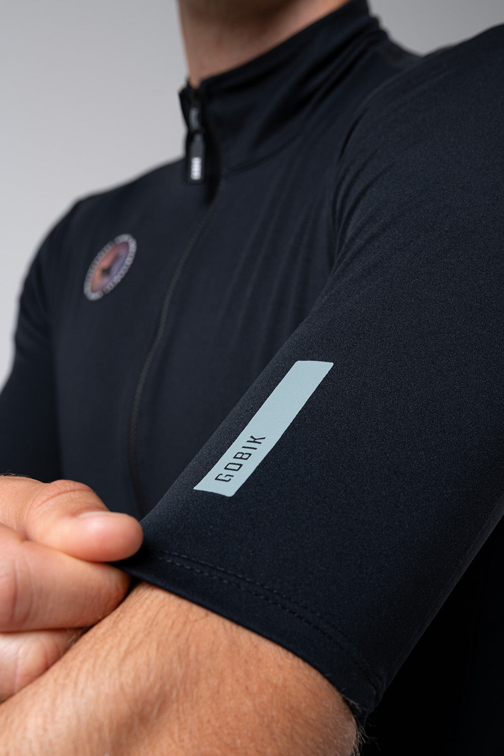 Chaqueta Manga Corta Gobik Envy 2.0 en Jet Black, detalle del puño de la manga corta #Color_Jet Black