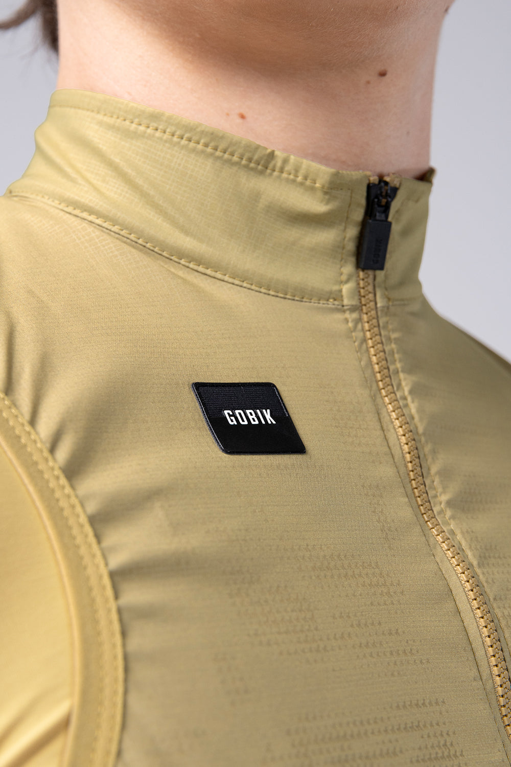 Chaleco Gobik Plus 2.0 en Keemun, detalle del cuello elevado y el logotipo #Color_Keemun