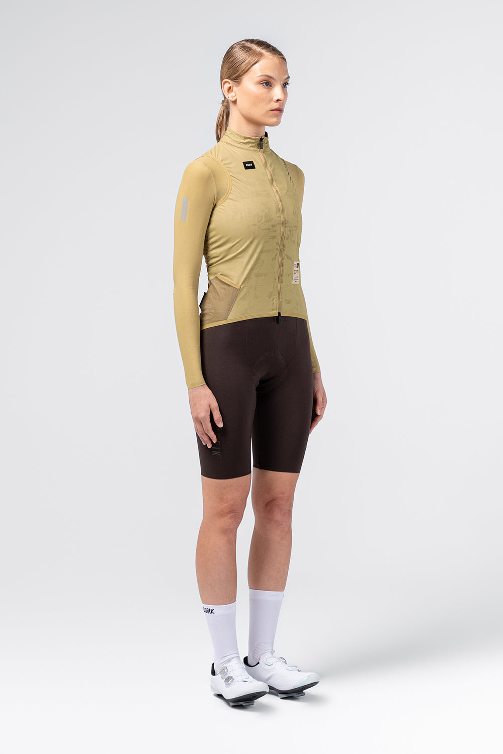 Chaleco Mujer Gobik Plus 2.0 en Keemun, vista frontal de cuerpo entero sobre modelo #Color_Keemun