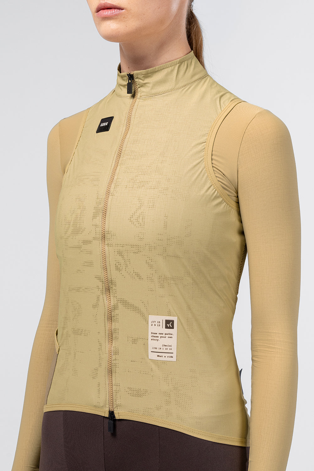 Chaleco Mujer Gobik Plus 2.0 en Keemun, vista frontal de medio cuerpo sobre modelo #Color_Keemun
