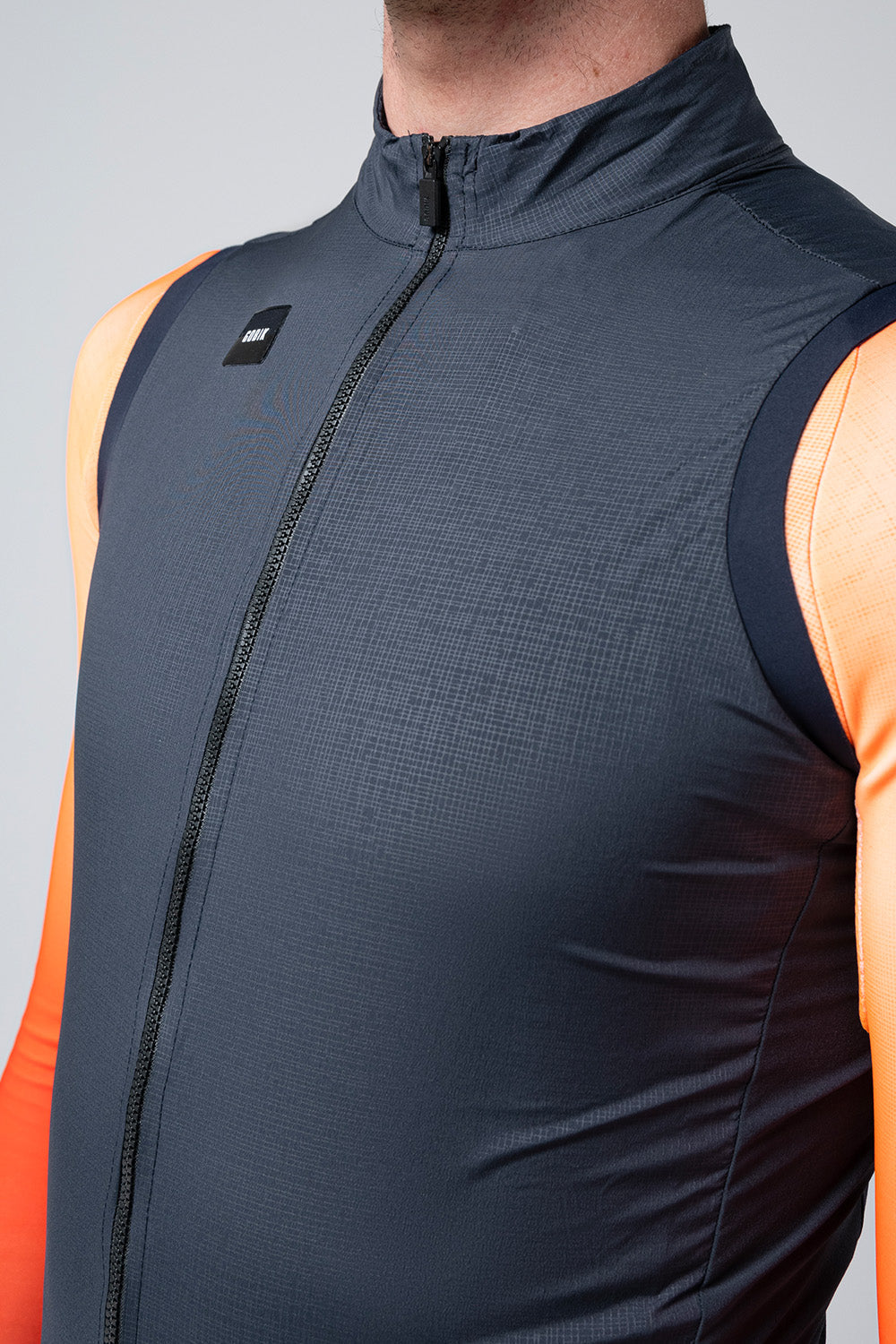 Chaleco Gobik Vector 2.0 en Ultrablue, detalle del torso y la cremallera #Color_Ultrablue