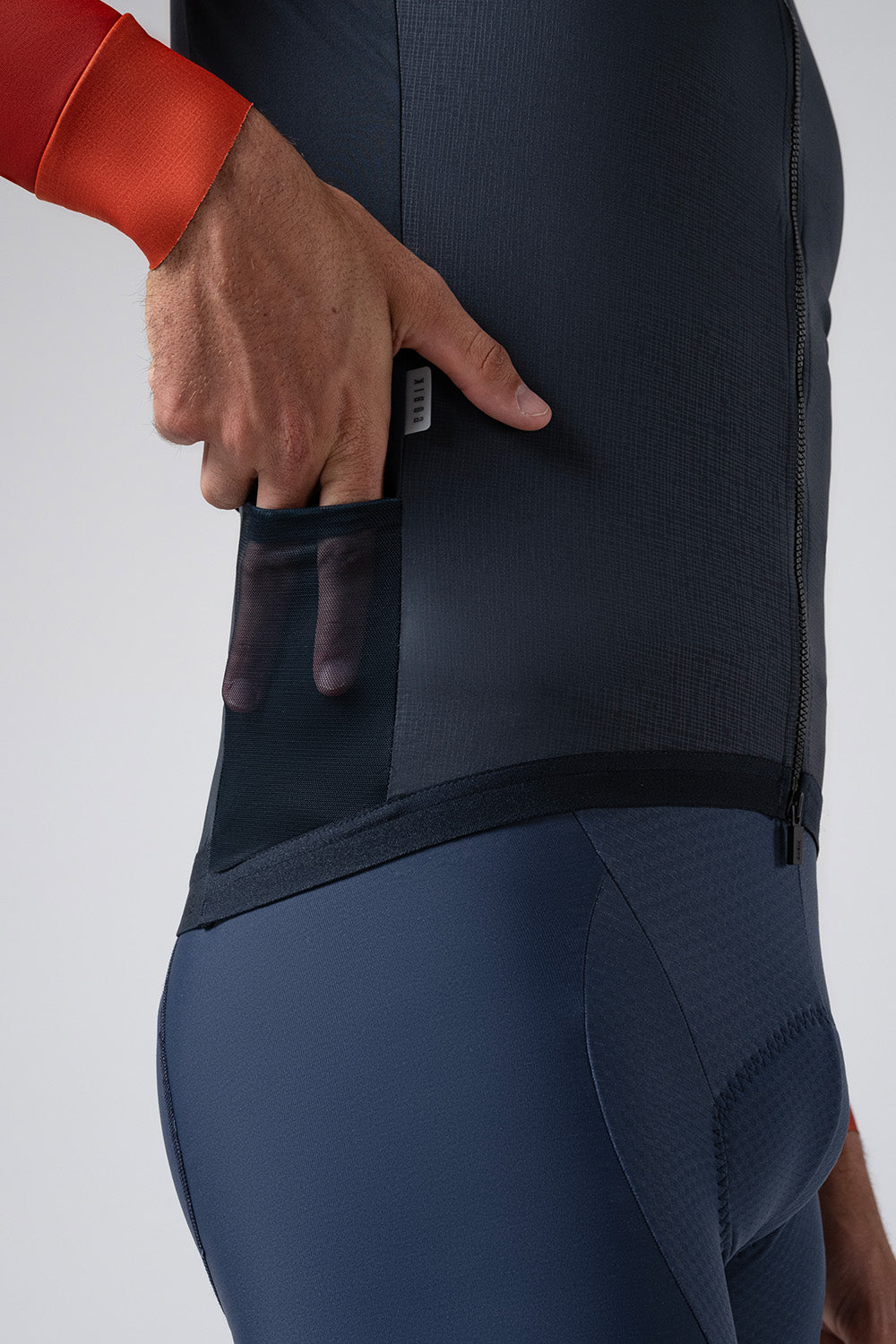 Chaleco Gobik Vector 2.0 en Ultrablue, detalle del faldón trasero y la cintura #Color_Ultrablue