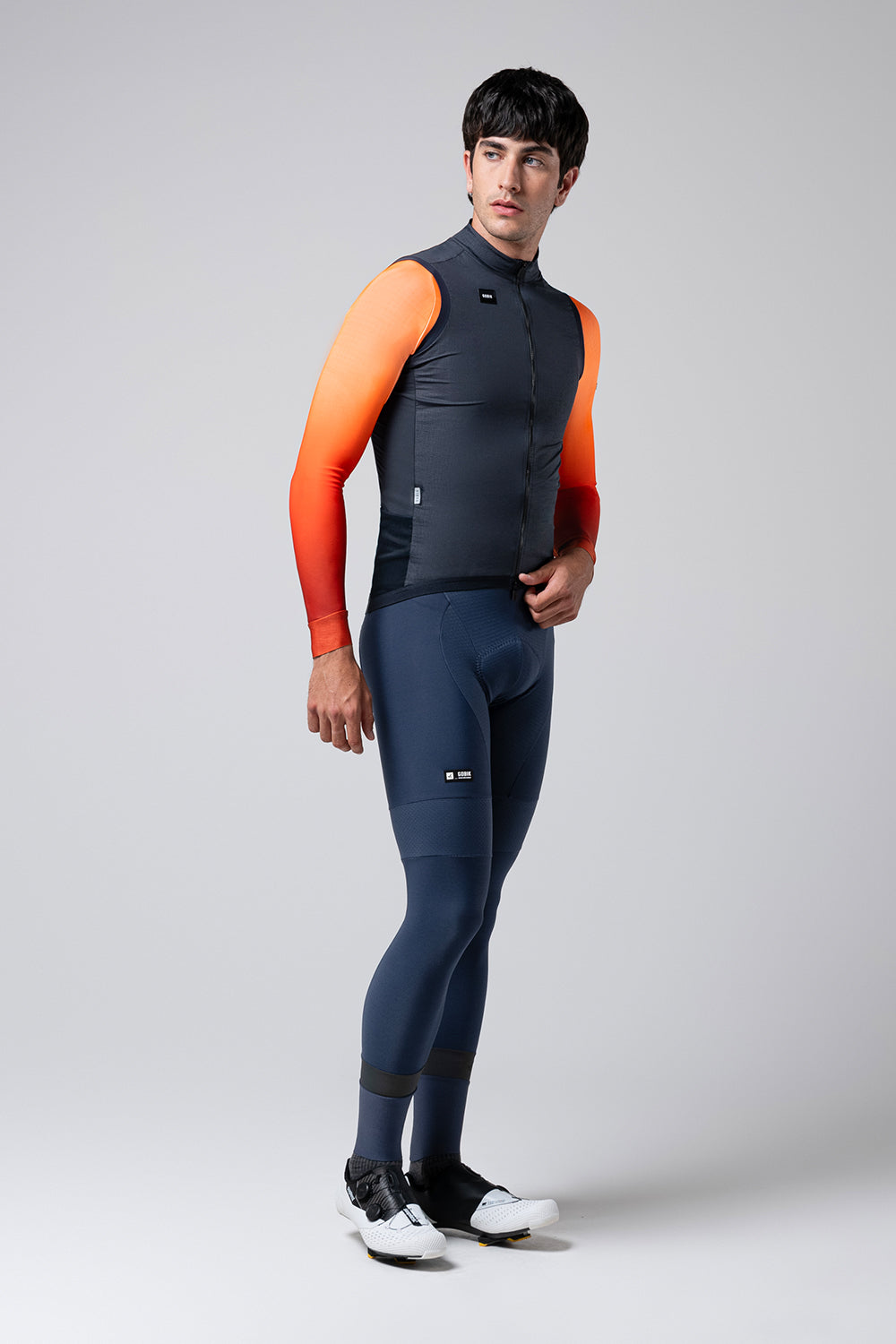 Chaleco Gobik Vector 2.0 en Ultrablue, vista lateral de cuerpo entero sobre modelo #Color_Ultrablue