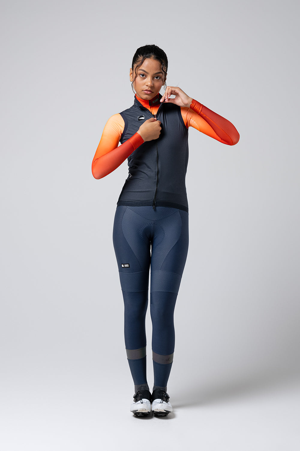 Chaleco Mujer Gobik Vector 2.0 en Ultrablue, vista frontal de cuerpo entero sobre modelo #Color_Ultrablue