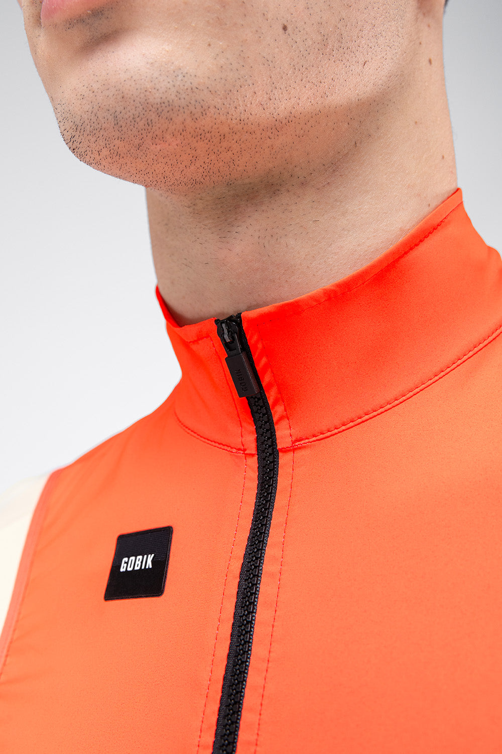 Chaleco Gobik Prime en Lava, detalle del cuello y la cremallera #Color_Lava