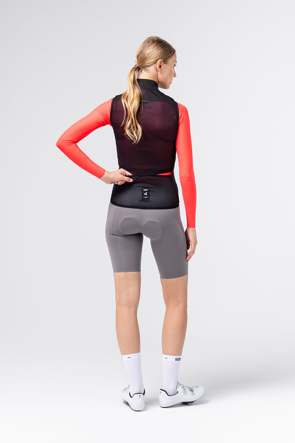 Chaleco Mujer Gobik Prime en Ink Black, vista trasera de cuerpo entero sobre modelo #Color_Ink Black