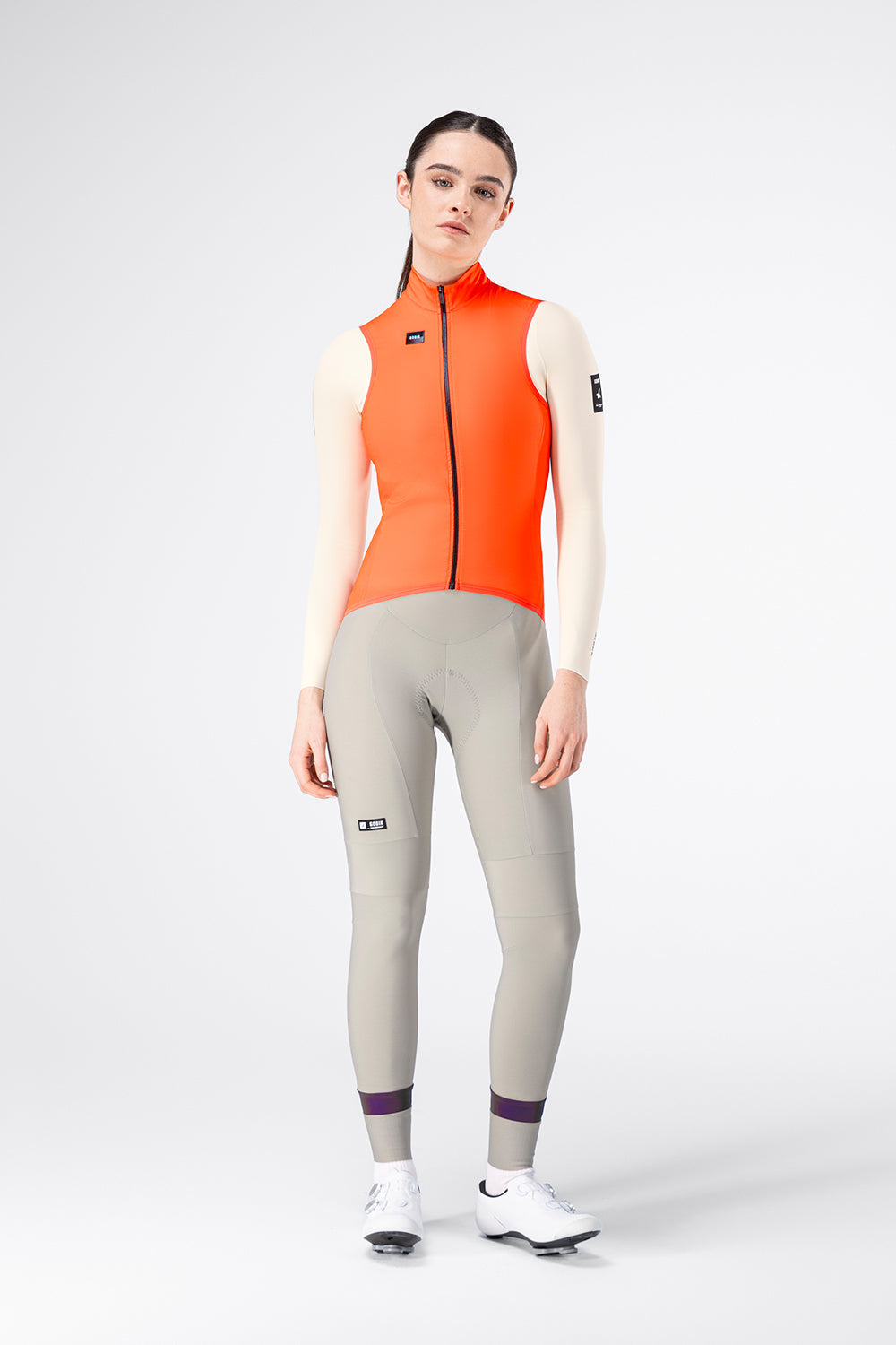 Chaleco Mujer Gobik Prime en Lava, vista frontal de cuerpo entero sobre modelo #Color_Lava