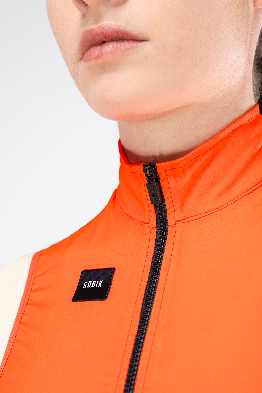 Chaleco Mujer Gobik Prime en Lava, detalle del cuello y la cremallera #Color_Lava