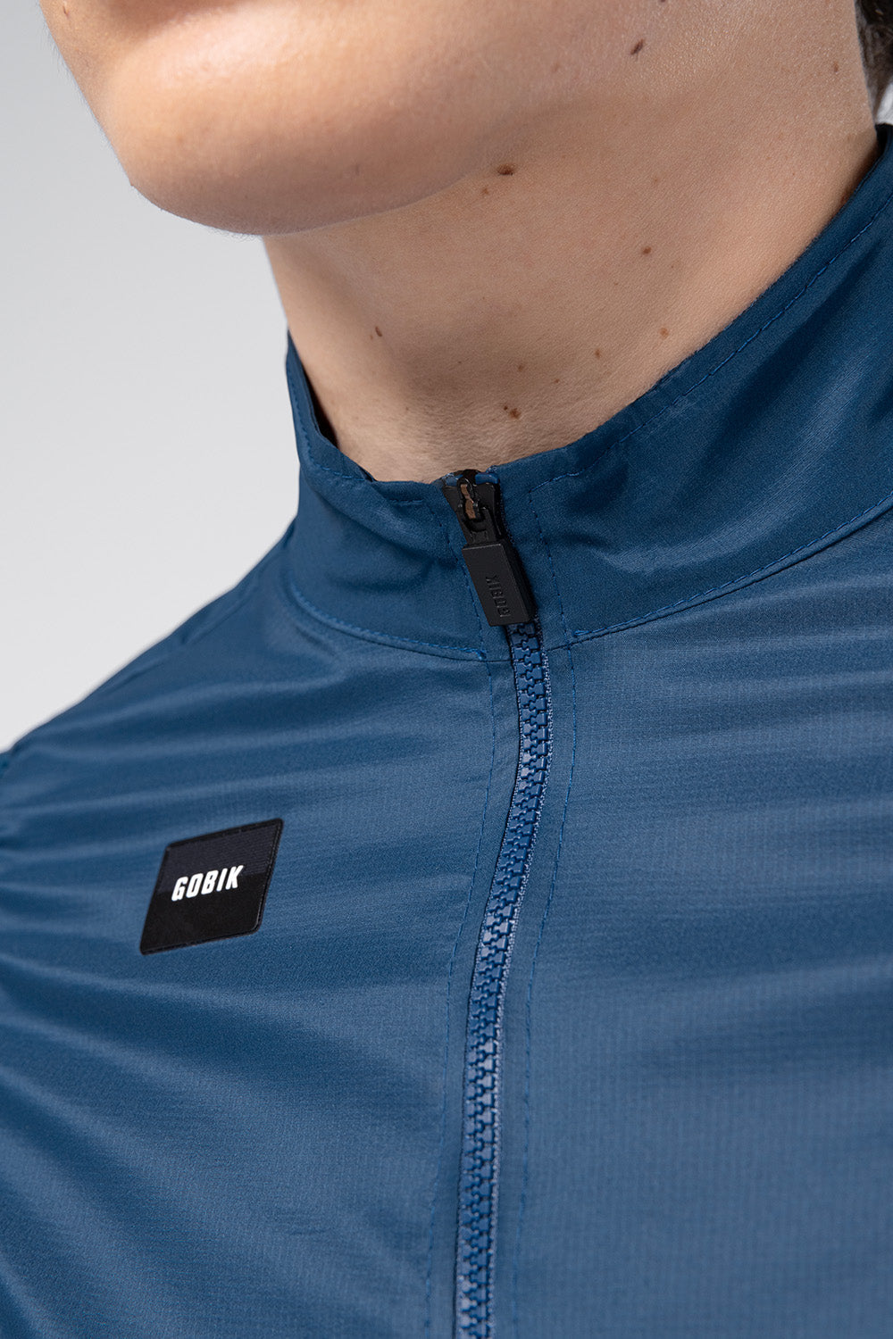 Chaleco Gobik Vector 3.0 en Assault, detalle del cuello elevado y el logotipo #Color_Assault