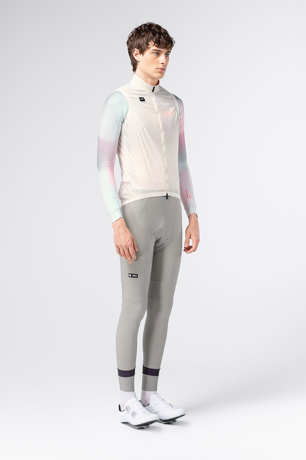 Chaleco Gobik Vector 3.0 en Crepe, vista frontal sobre modelo #Color_Crepe