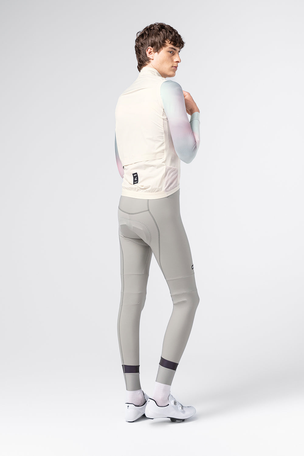 Chaleco Gobik Vector 3.0 en Crepe, vista trasera sobre modelo #Color_Crepe